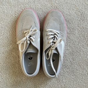 Boys size 7Y grey and pink Nike SB